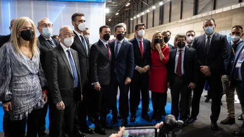 El presidente de la Junta de Andalucía visita el expositor de Almería en Fitur