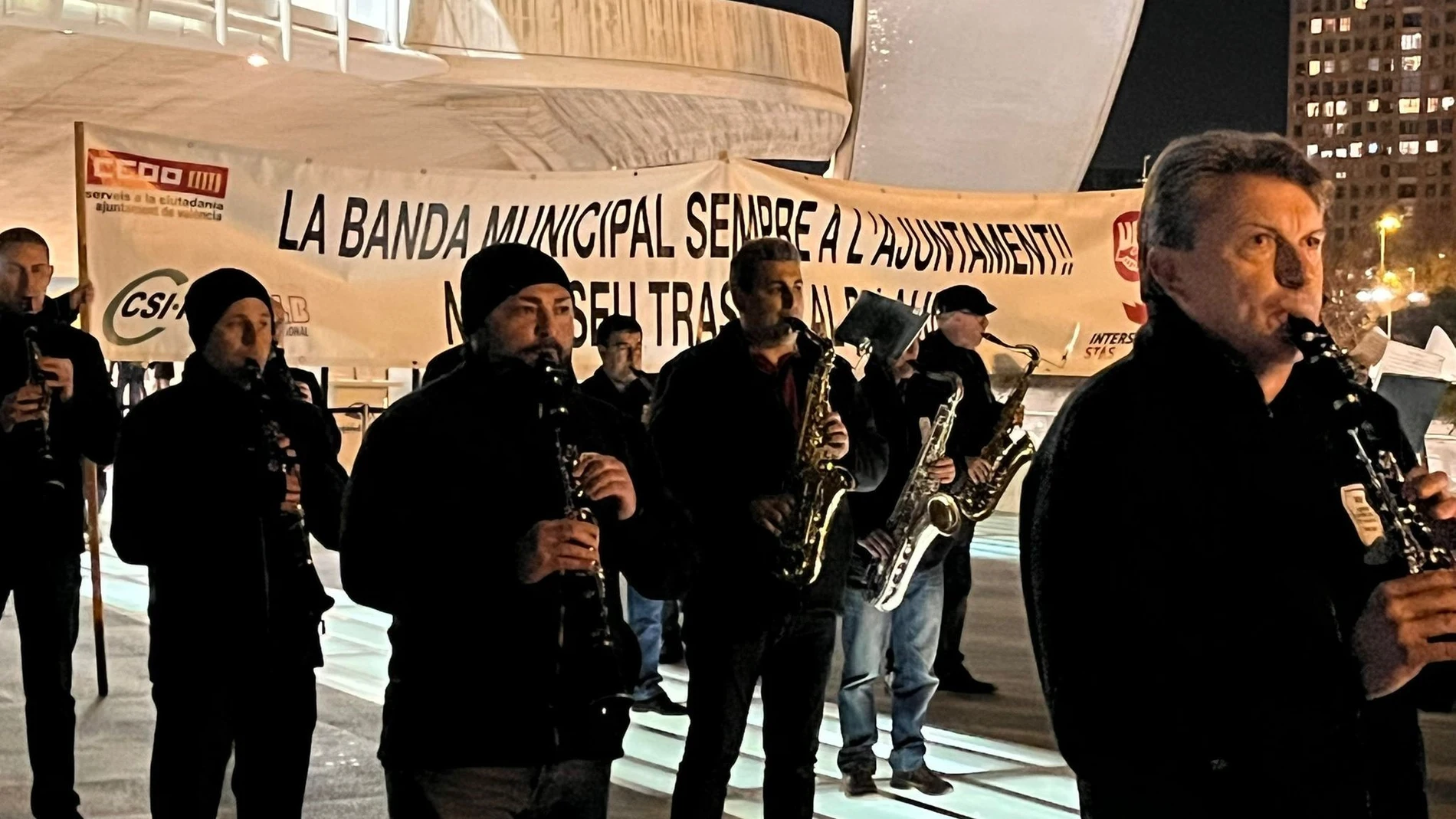 Músicos de la Banda Municipal de València tocan marchas fúnebres en un acto reivindicativo frente al Palau de les Arts para protestar contra la intención del Ayuntamiento de trasladar la agrupación al Palau de la Música
