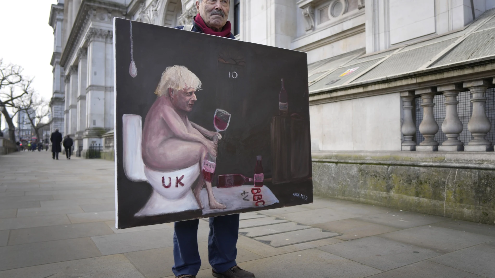 El artista Kaya Mar con un cuadro irónico sobre Boris Johnson bebiendo vino