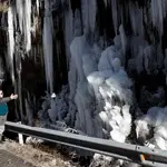 - Dos personas junto a una cascada de hielo cercana a la localidad de Roncal formada tras las temperaturas bajo cero que durante varios días se llevan produciendo en la zona.