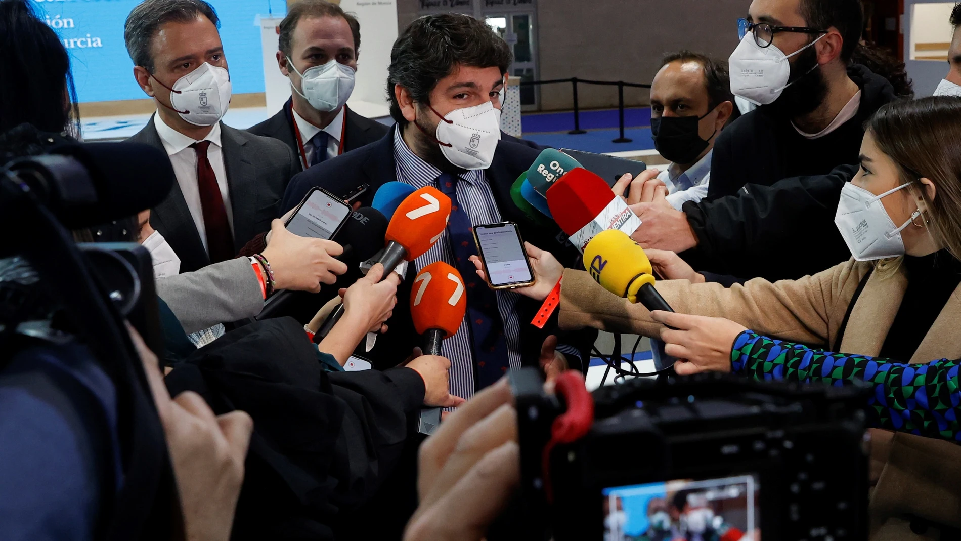 El presidente de la Comunidad de Murcia, Fernando López Miras, atiende a la prensa durante la inauguración del estand de la región en la Feria Internacional del Turismo (Fitur), este miércoles en Madrid. EFE/J.J. Guillén