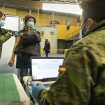 Efectivos del Ejército de Tierra, del Regimiento de Ingenieros de Salamanca en la vacunación contra la Covid_19 llevada a cabo en el Pabellón Municipal de Deportes de Guijuelo