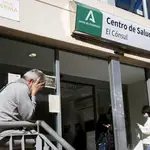 Unas personas hacen cola para conseguir una cita con su médico de cabecera en el Centro de Salud &quot;El Consul&quot;, en el barrio de Teatinos-Universidad de Málaga