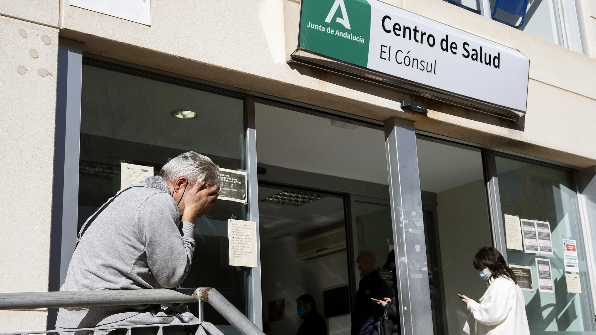 Unas personas hacen cola para conseguir una cita con su médico de cabecera en el Centro de Salud "El Consul", en el barrio de Teatinos-Universidad de Málaga