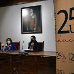 La ministra Margarita Robles firma el convenio con la decana de Ciencias Sociales y Jurídicas de la UCAB, Lourdes Miguel