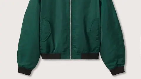 Chaqueta verde estilo bomber.