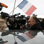 Los periodistas rodean al candidato ultraderechista Éric Zemmour en Calais