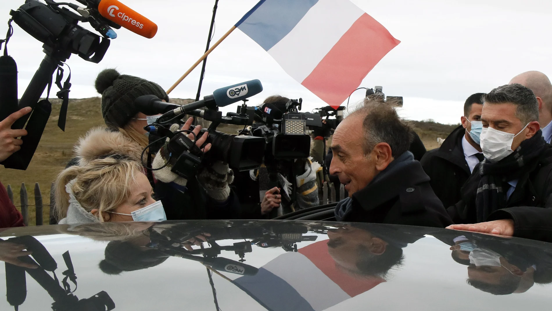 Los periodistas rodean al candidato ultraderechista Éric Zemmour en Calais
