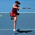 Paula Badosa golpea una derecha en su partido de segunda ronda del Open de Australia ante la italiana Trevisan