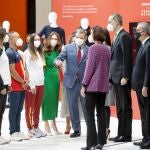 El rey Felipe VI y el presidente dominicano, Luis Abinader, conversan con varios deportistas mientras visitan el estand durante la jornada inaugural de la 42 edición de la Feria Internacional del Turismo (Fitur), este miércoles en Madrid