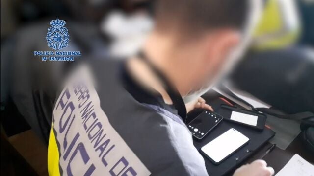 Imagen de la investigación por la venta de 'packs' de archivos de pornografía infantil por internet.