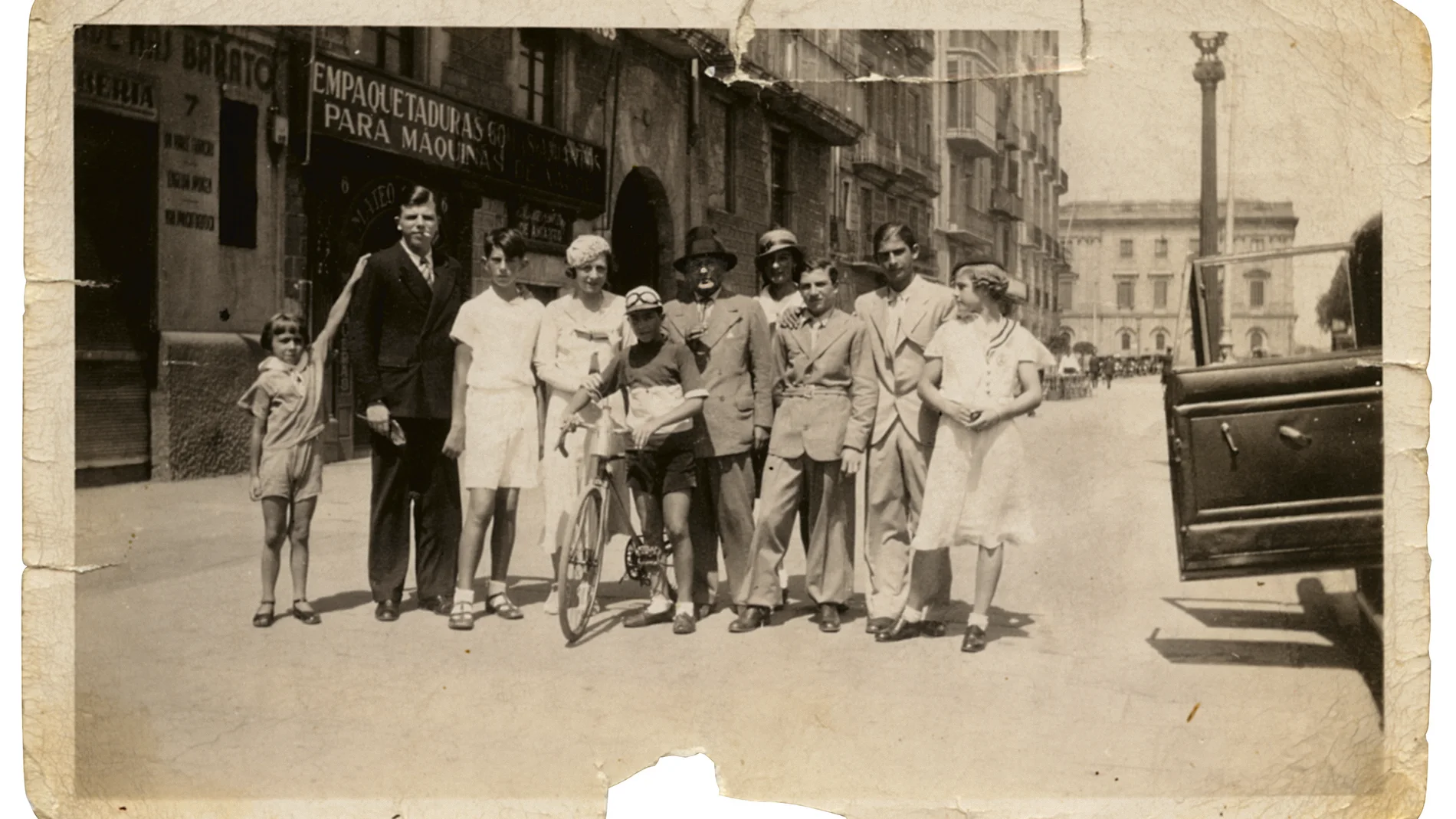 Pablo Picasso, en el centro de la imagen, con sus familiares en Barcelona, en 1933