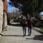 Dos jóvenes pasean por Madarcos, en la sierra norte de Madrid. Es el municipio menos poblado de la región, con menos de 50 habitantes