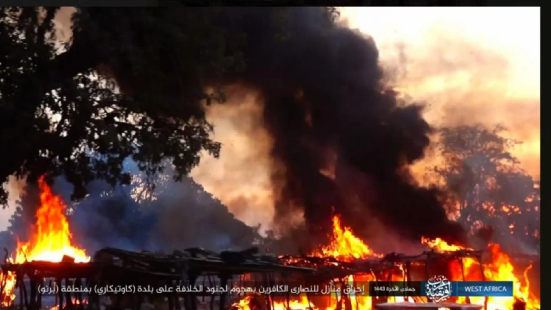 Imagen distribuida por el Estado Islámico de la quema de la iglesia de Kawtikari