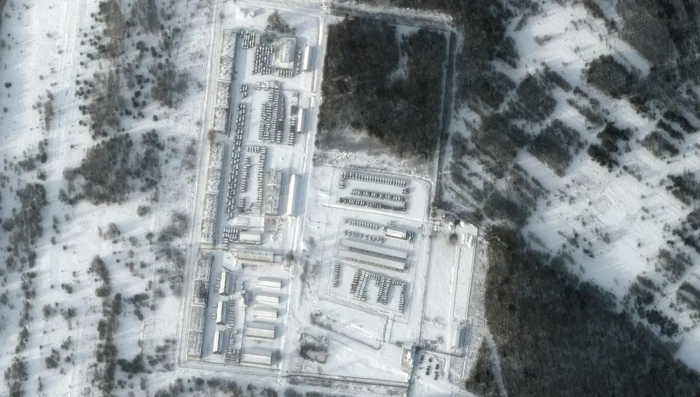 Una imagen de satélite de Maxar Technologies muestra equipos militares rusos en Klimovo, cerca de la frontera con Ucrania