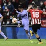 Ansu Fati intenta bloquear un tiro de De Marcos en el partido en el que se lesionó