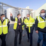 El ministro de Agricultura, Luis Planas (2i), y el presidente de ACOR, Jesús Posadas (2d), visitan la planta de extracción de aceites y oleaginosas, en la Planta de Tratamiento de Aceites de la Cooperativa ACOR en Olmedo