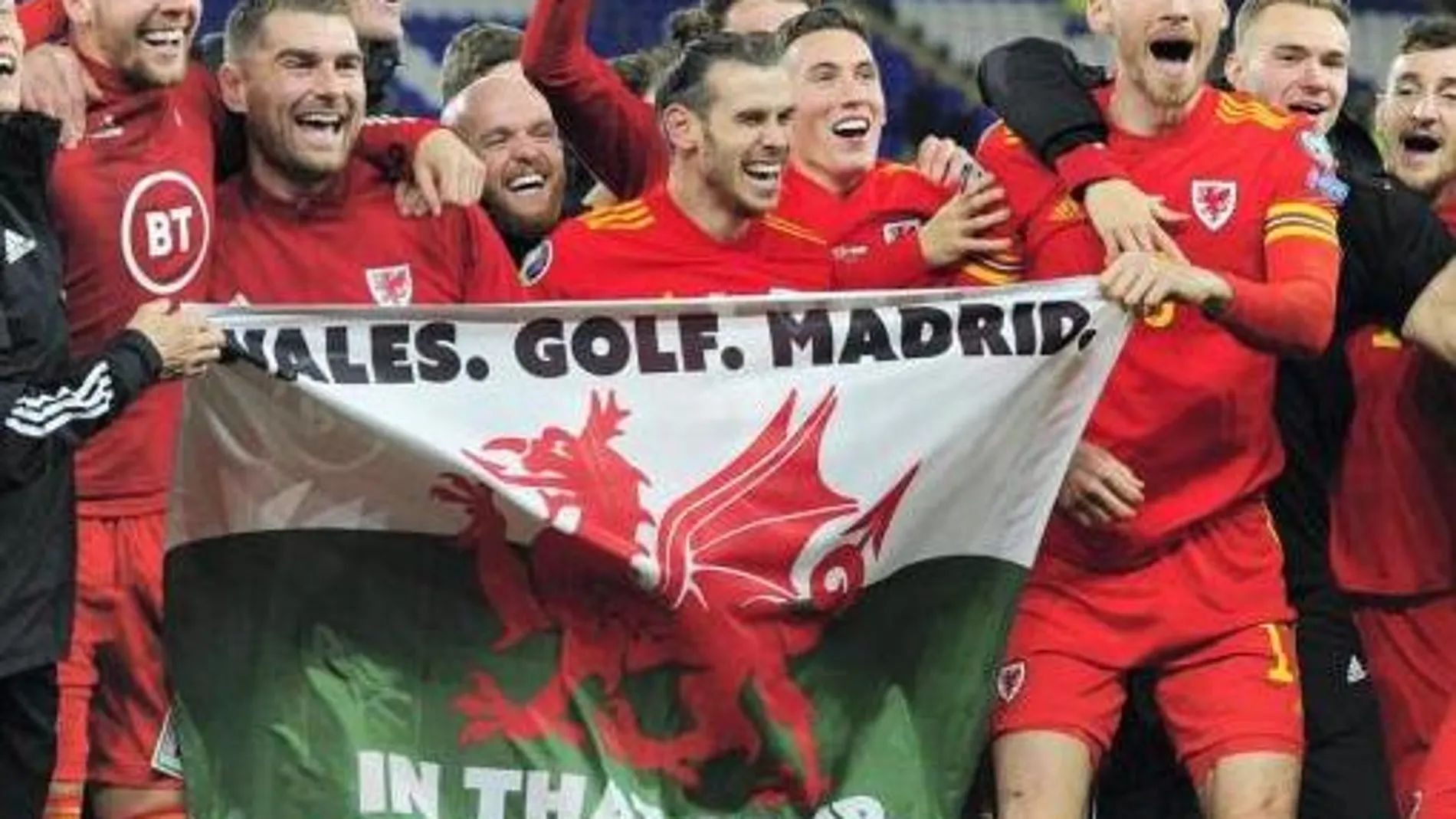 Bale con la polémica bandera que incluye la frase utilizada por el PSG