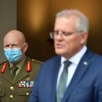 Canberra (Australia), 20/01/2022.- Covid-19 Taskforce Commander, Lieutenant General John Frewen (L) and Prime Minister Scott Morrison (R) during a press conference at Parliament House in Canberra, Australia, 20 January 2022. EFE/EPA/MICK TSIKAS AUSTRALIA AND NEW ZEALAND OUT