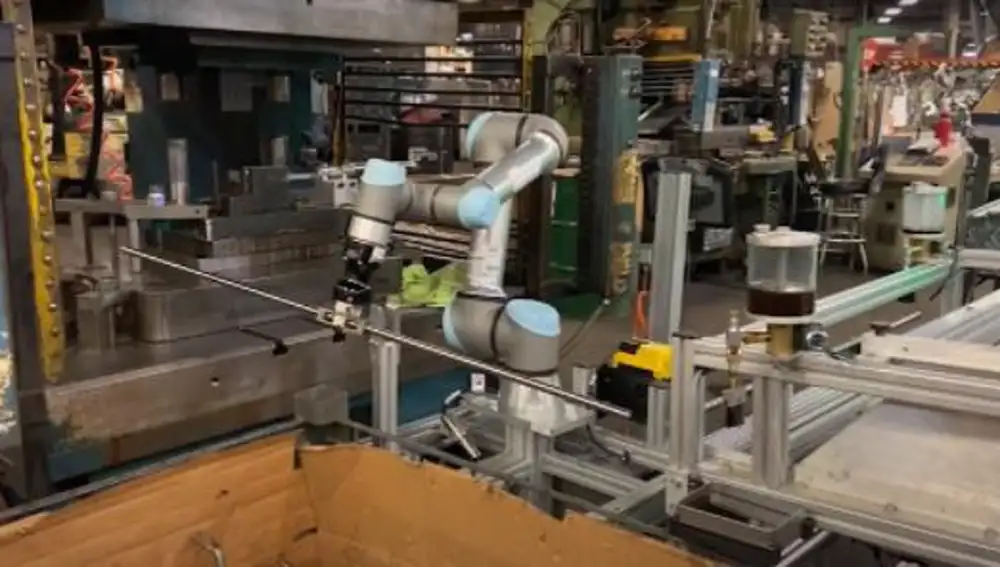 Brazo robot de Formic trabajando en la fábrica Polar por ocho dólares la hora.