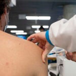 Una persona es vacunada contra la Covid-19