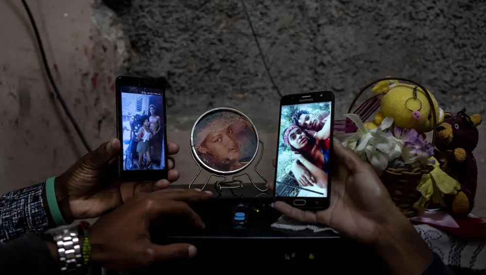 Familiares muestran fotos de los tres hermanos Román que están en prisión acusados de participar en las recientes protestas contra el gobierno, en su casa en el barrio de La Guinera de La Habana