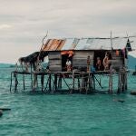 Durante cientos de años, esta tribu ha vivido sobre plataformas flotantes en el mar en las costas de Indonesia y Malasia, y su alimentación ha girado en torno a la pesca buceando a pulmón