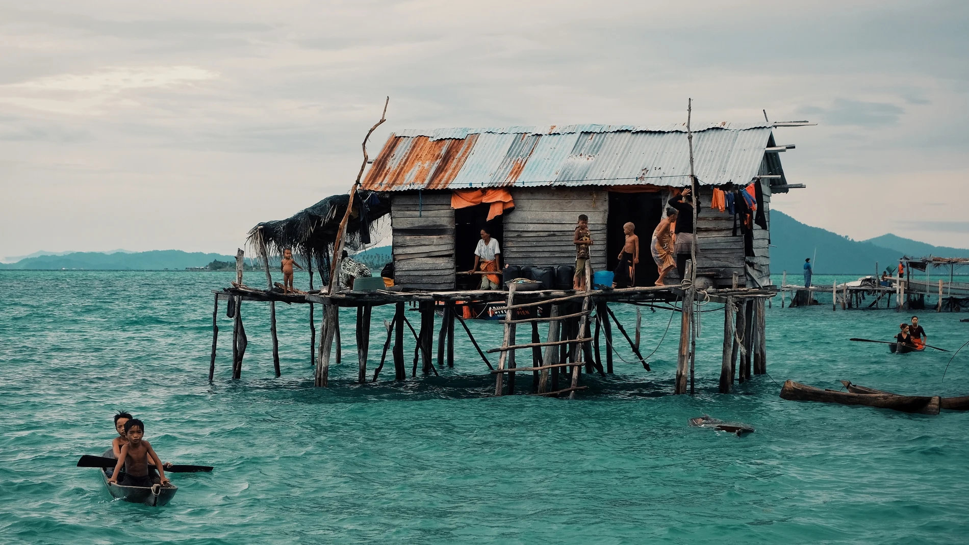 Durante cientos de años, esta tribu ha vivido sobre plataformas flotantes en el mar en las costas de Indonesia y Malasia, y su alimentación ha girado en torno a la pesca buceando a pulmón