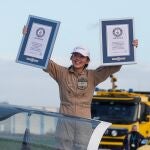 -FOTODELDÍA- WEVELGEM (BÉLGICA), 20/01/2022.- La piloto belga-británica Zara Rutherford posa con sus diplomas después de aterrizar en Wevelgem, Bélgica, el 20 de enero de 2022. Zara, de 19 años, rompió el récord mundial Guinness por ser la persona más joven en volar sola alrededor del mundo en un avión ultraligero. Su viaje comenzó en agosto de 2021 en un Shark Aero. EFE/Stephanie Lecocq