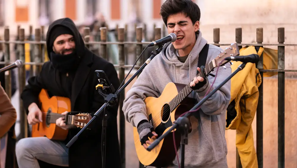 Músicos callejeros reivindican poder utilizar amplificadores en Madrid ante la prohibición del Ayuntamiento.