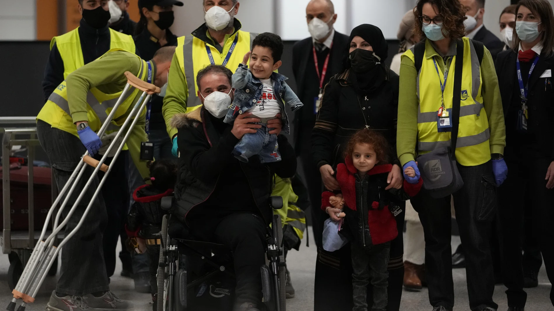 El pequeño y su familia volaron desde Estambul (Turquía) a Italia y recibirán el permiso de residencia por razones humanitarias
