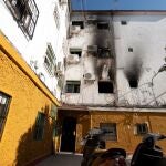 Estado en el que ha quedado un edificio de la calle Candelario, en el distrito Cerro Amate de la capital sevillana tras el incendio. EFE/ Raúl Caro.