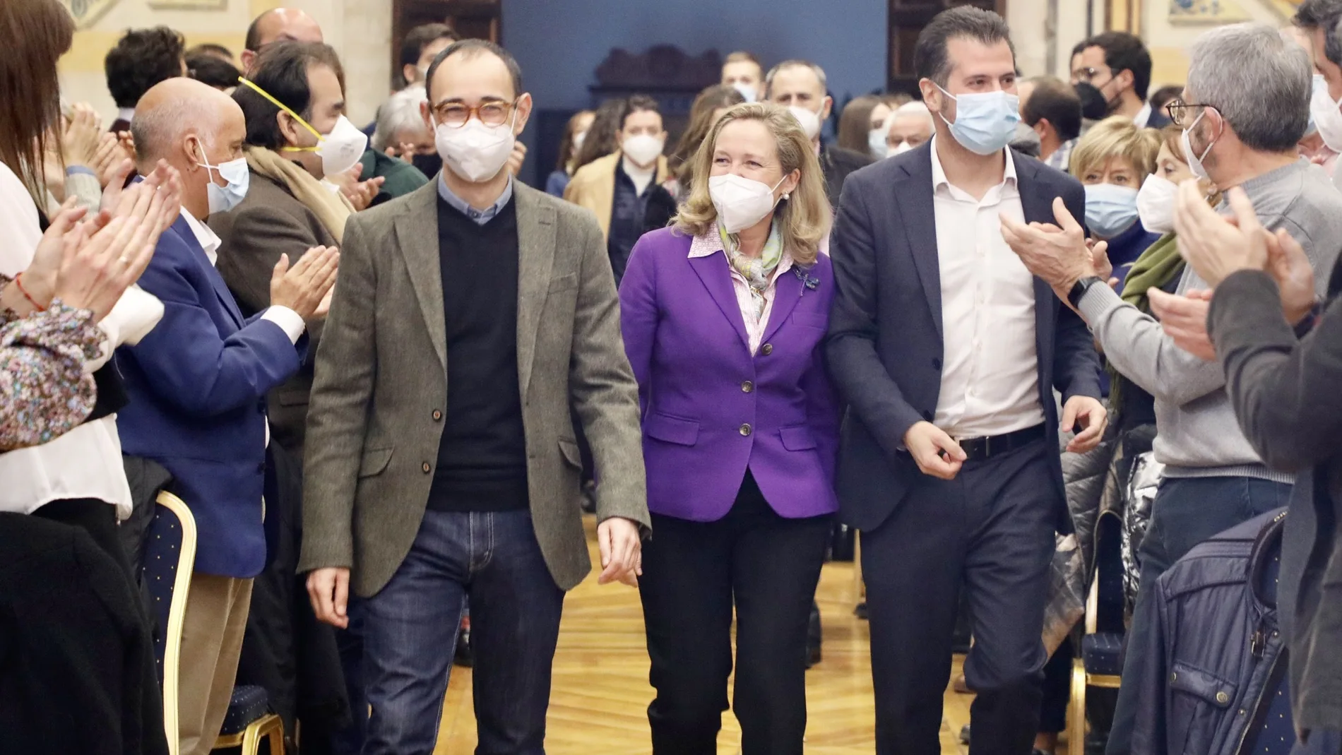El candidato socialista a la Junta, Luis Tudanca, a su llegada a la Escuela de Gobierno del PSOECyL junto a la vicepresidenta Nadia Calviño