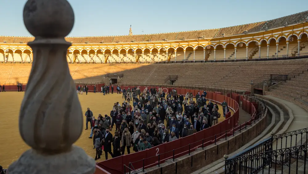Familiares y amigos del matador de toros Jaime Ostos, en la plaza de toros de la Maestranza de Sevilla
