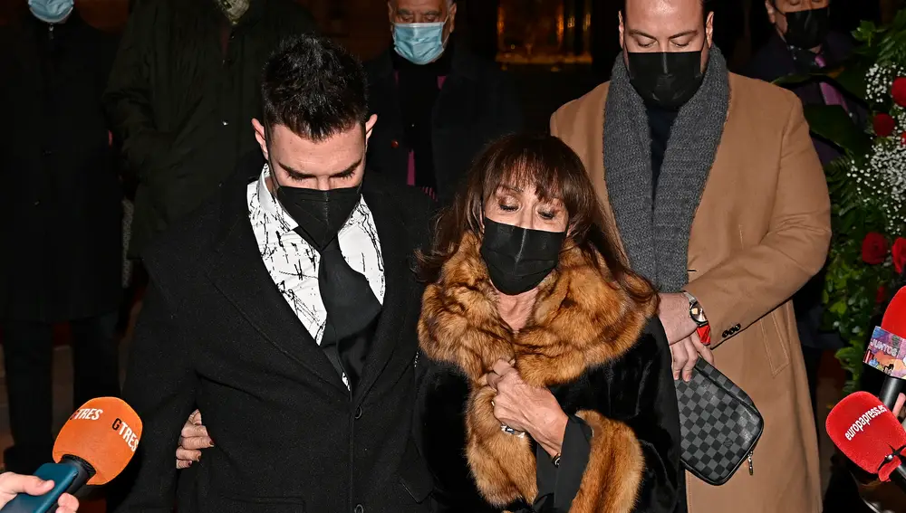 Jacobo Ostos y María Ángeles Grajal salen de la iglesia de Santa Bárbara donde se ha celebrado el funeral por Jaime Ostos. Europa Press