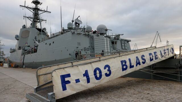 La fragata Blas de Lezo, en el arsenal militar de Ferrol, antes de partir hacia el Mediterráneo