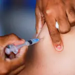Una trabajadora de salud pública aplica una dosis de la vacuna contra la COVID-19, el 19 de enero de 2022