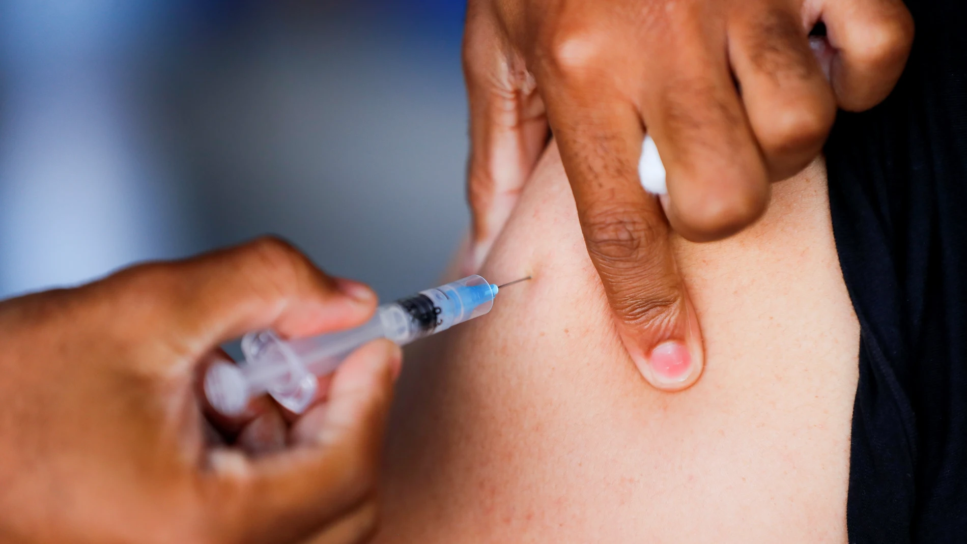 Una trabajadora de salud pública aplica una dosis de la vacuna contra la COVID-19, el 19 de enero de 2022