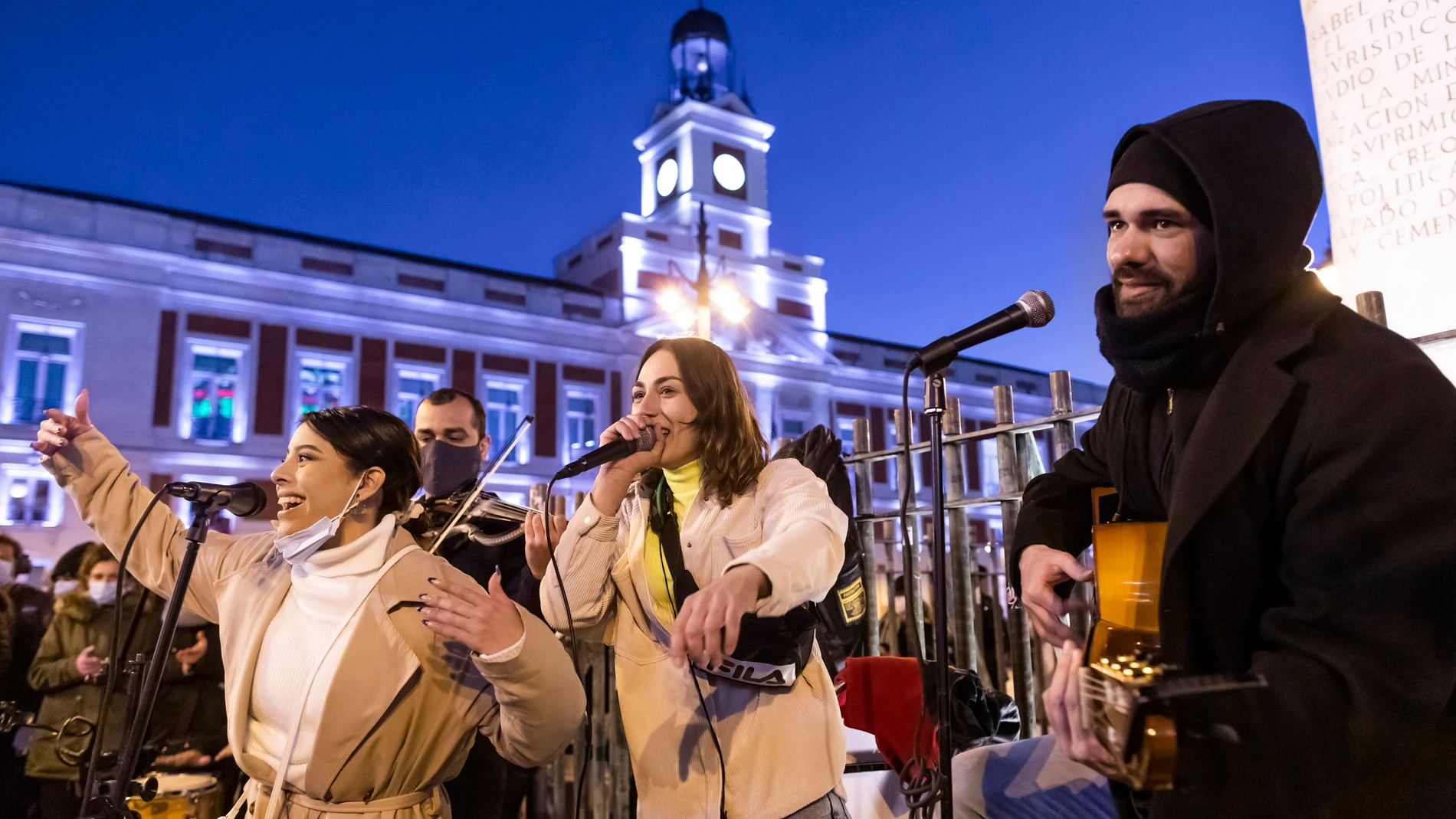 Músicos callejeros reivindican poder utilizar amplificadores en Madrid ante la prohibición del ayuntamiento.