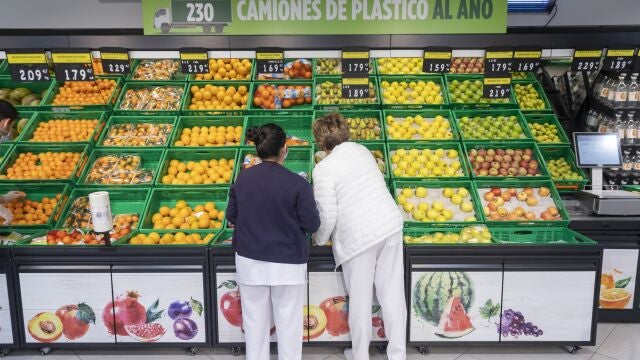 Dos clientas en la sección de frutería de un supermercado