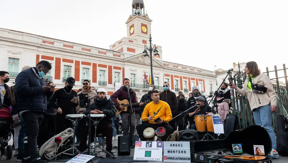 Músicos callejeros reivindican poder utilizar amplificadores en Madrid ante la prohibición del ayuntamiento.