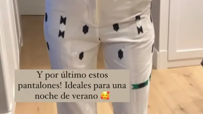 Pantalón blanco con estampado.