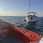  Rescatan a los dos tripulantes de una embarcación averiada junto a la Isla del Ciervo