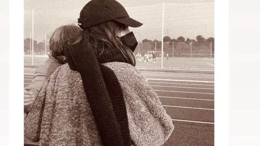 Sara Carbonero en una tarde de entrenamiento de fútbol con sus hijos.