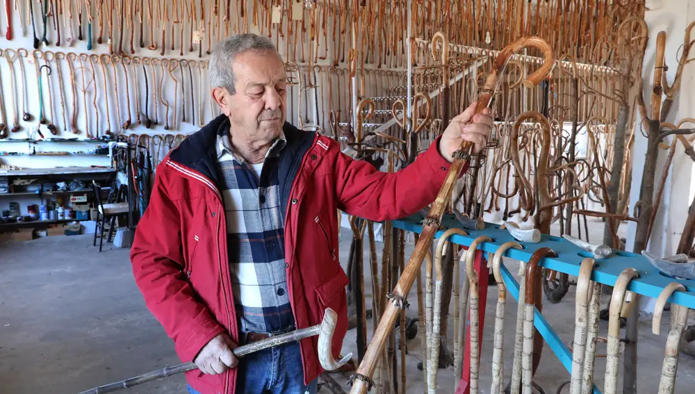Dalmacio Fernández en el local donde guarda la colección de más de 2.500 cachabas en Saldaña (Palencia)