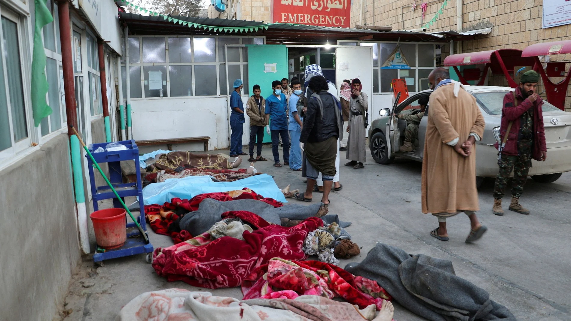 Cuerpos rescatados del centro de detención de Saada (Yemen) tras el bombardeo