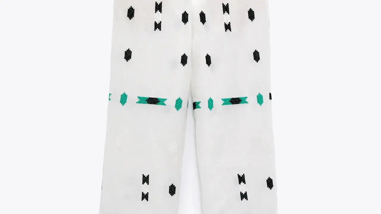 Pantalón blanco de lino con bordados.