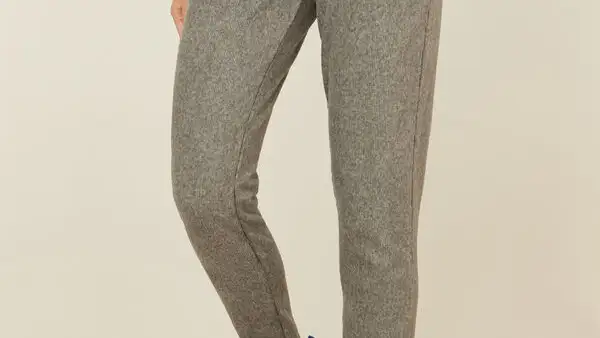 Pantalón pana gris, de Women’secret