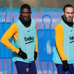 Dembélé, al lado de Mingueza en un entrenamiento del Barcelona