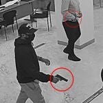 Imagen difundida por la Policía de uno de los robos